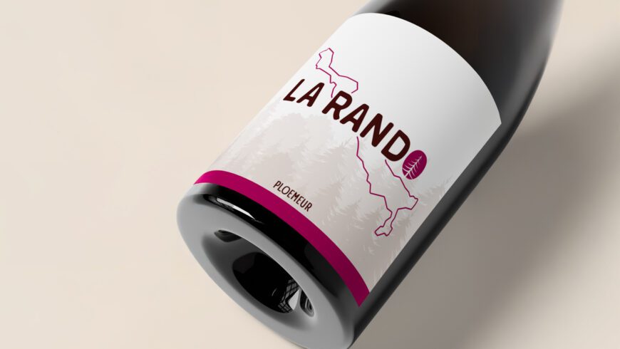 Bouteille de vin rouge “La Rando” avec étiquette designée par Pois Chiche Design à Lorient, édition spéciale Ploemeur.