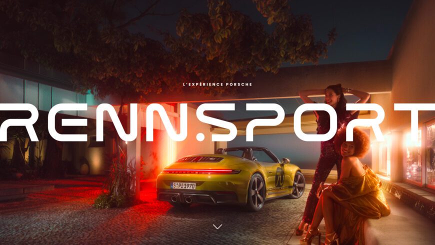 Scène nocturne avec une Porsche jaune devant un bâtiment moderne, visuel pour le projet Rennsport réalisé par l’agence Pois Chiche Design à Lorient.