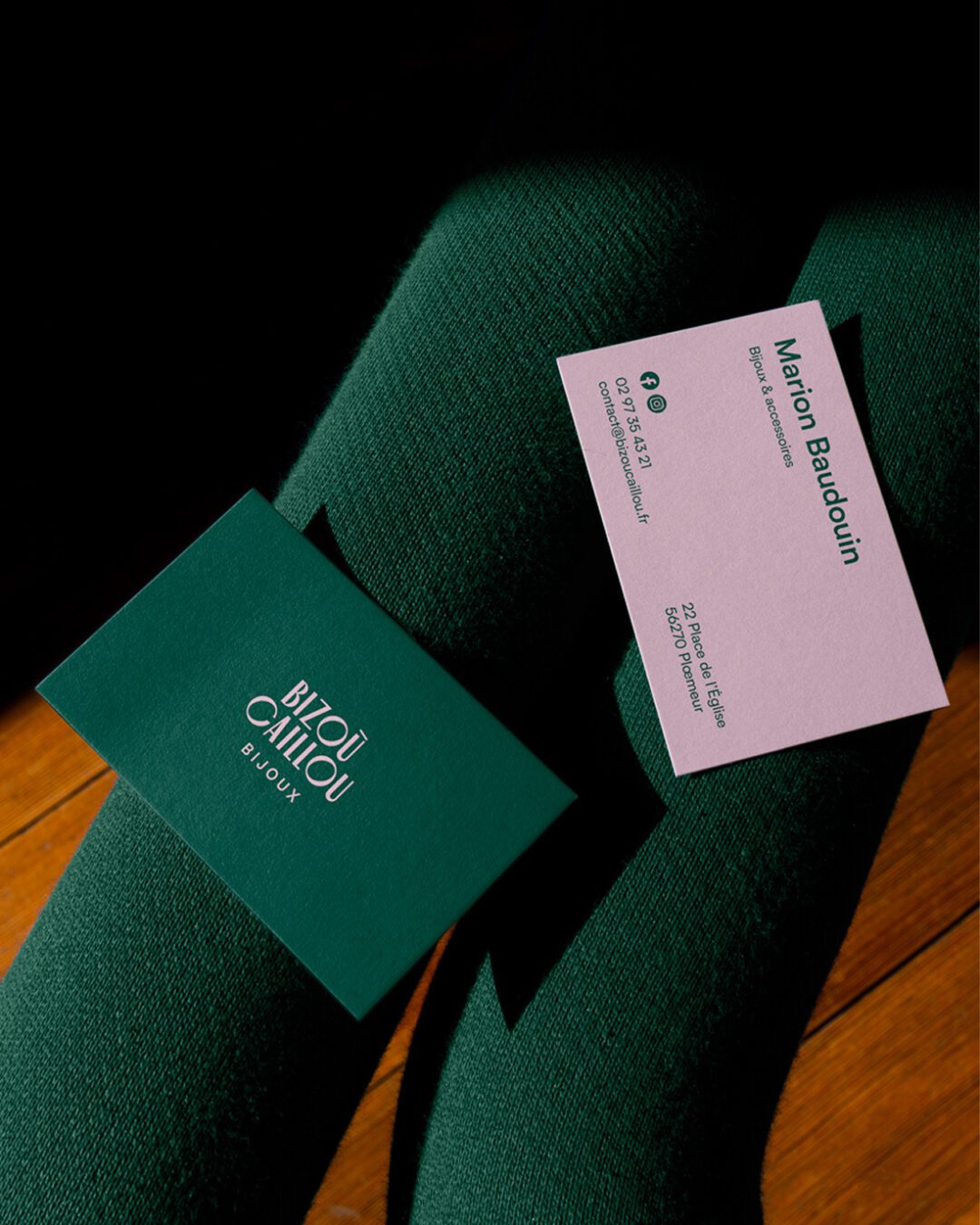 Cartes de visite Bizou Caillou – design graphique et identité visuelle réalisés par Pois Chiche Design à Lorient pour la bijouterie de Ploemeur.