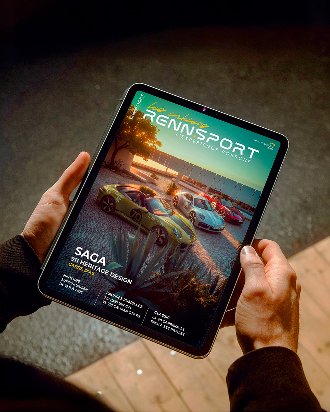 Couverture numérique du magazine Rennsport affichée sur une tablette. Direction artistique et design éditorial par Pois Chiche Design à Lorient pour l’expérience Porsche.