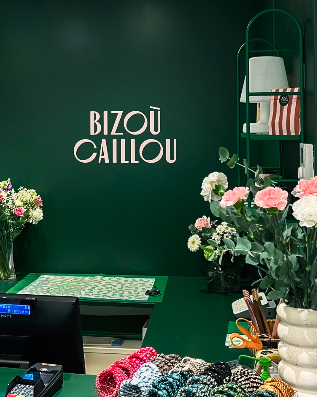 Intérieur de la bijouterie Bizou Caillou à Ploemeur – enseigne intérieure et identité visuelle réalisées par Pois Chiche Design à Lorient.