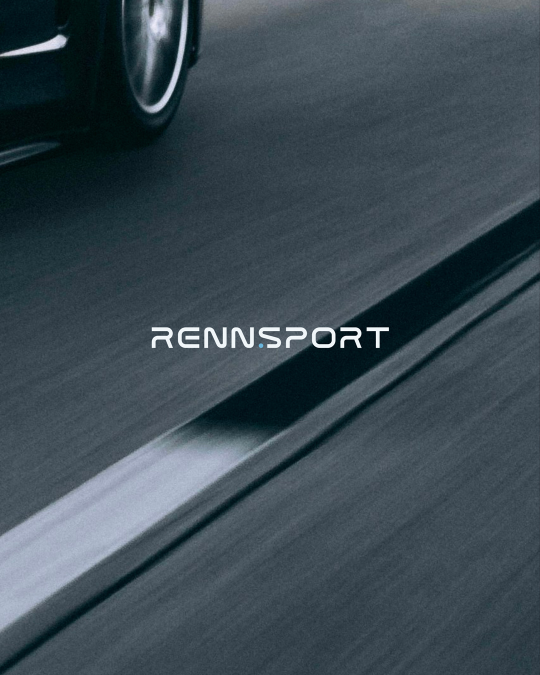 Logotype Rennsport appliqué sur une image de route en mouvement, conçu par Pois Chiche Design à Lorient pour l’univers Porsche.