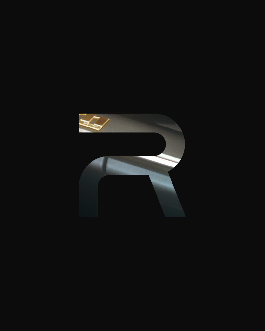 Monogramme “R” du projet Rennsport, intégrant une texture automobile. Création graphique par Pois Chiche Design à Lorient pour Porsche.
