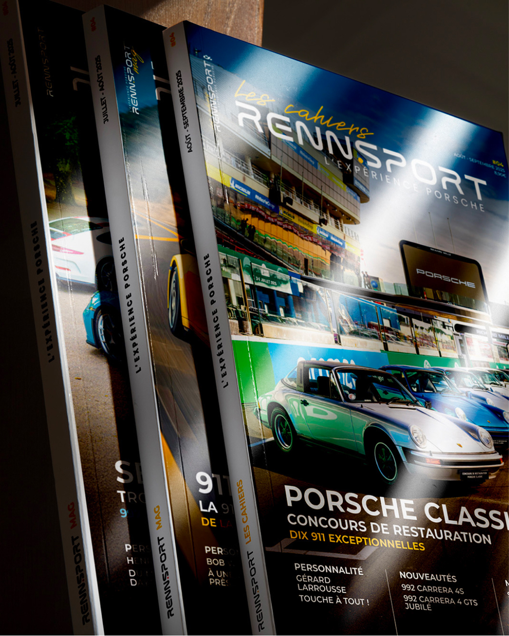Collection de magazines Rennsport présentée sur une étagère. Direction artistique et design éditorial réalisés par Pois Chiche Design à Lorient pour Porsche.