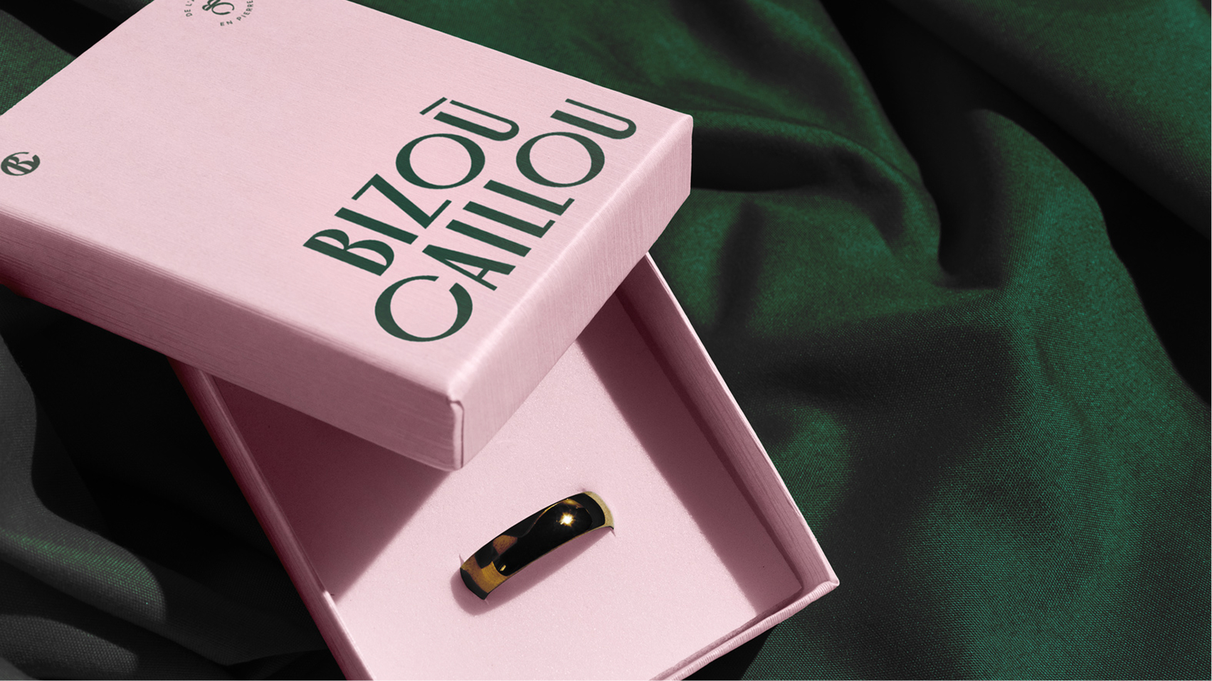 Boîte rose Bizou Caillou avec bague dorée – packaging de bijouterie conçu par Pois Chiche Design à Lorient pour la marque de Ploemeur.