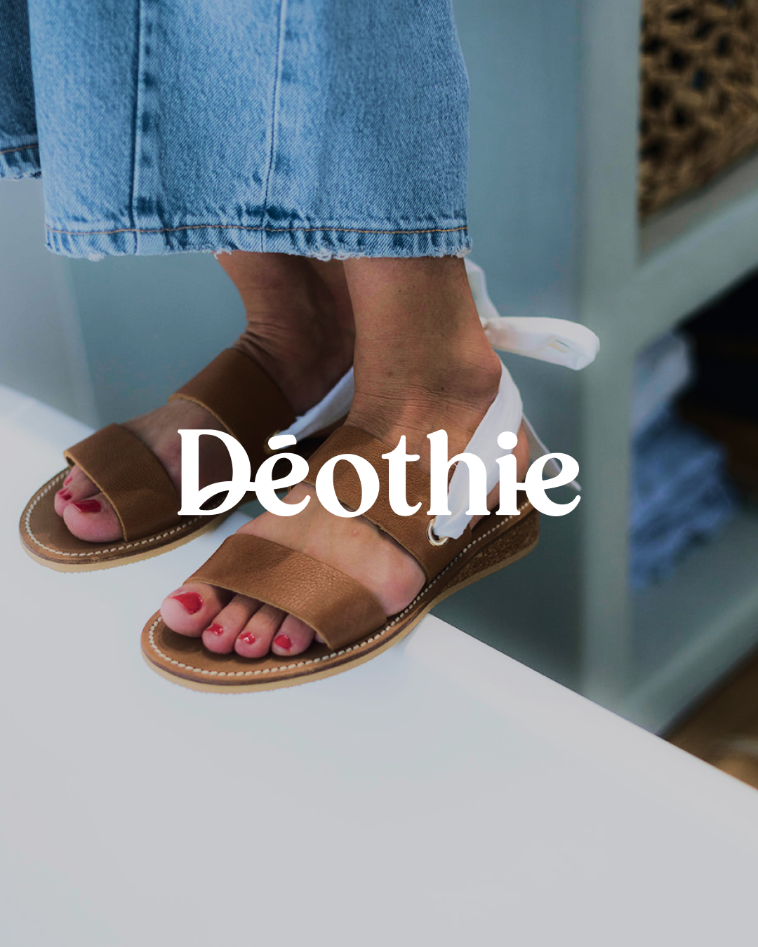 Sandales artisanales Déothie portées, fabriquées à la main dans l’atelier de Lorient.