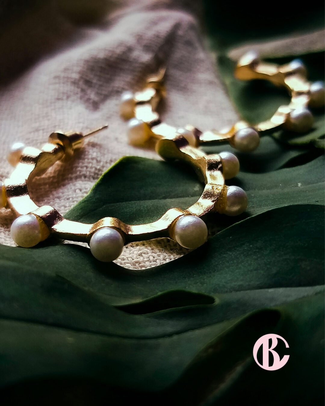 Boucles d’oreilles dorées Bizou Caillou – photographie produit réalisée par Pois Chiche Design à Lorient pour la bijouterie de Ploemeur.