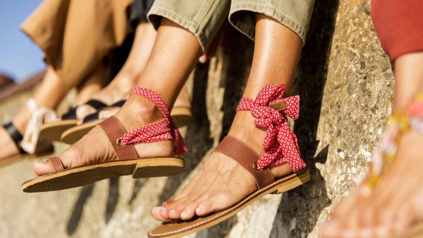 Sandales Déothie portées au soleil, confectionnées à la main en cuir et tissu dans l’atelier de Lorient.