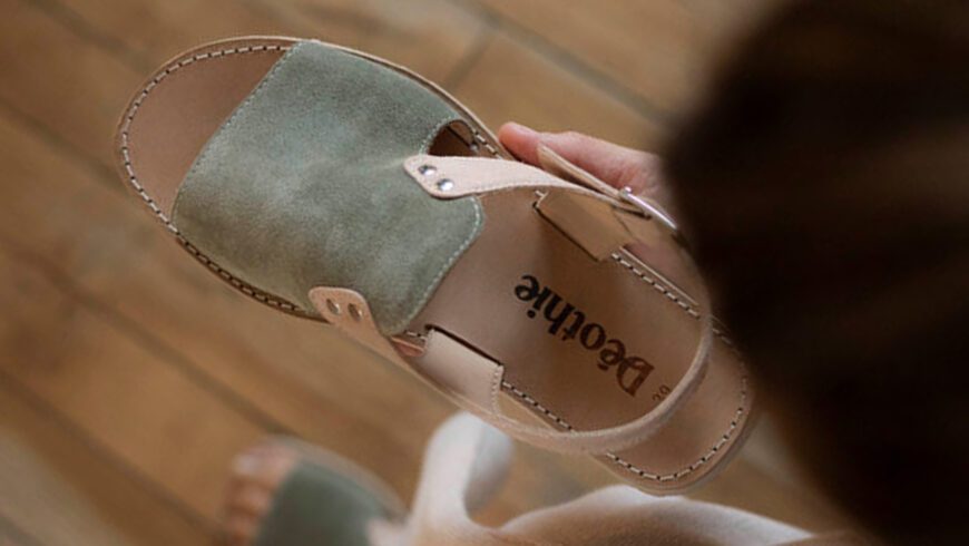 Sandale artisanale Déothie tenue à la main, fabriquée en cuir et suède dans l’atelier de Lorient.