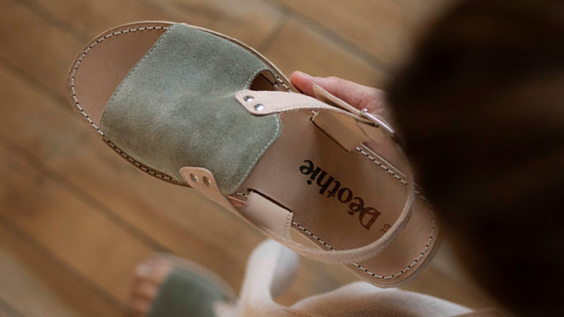 Sandale artisanale Déothie tenue à la main, fabriquée en cuir et suède dans l’atelier de Lorient.