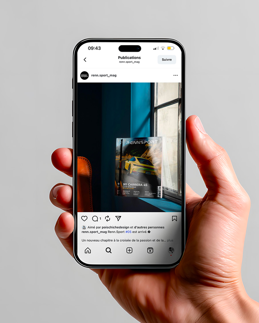 Publication Instagram du magazine Rennsport affichée sur un smartphone. Direction artistique et création de contenu social par Pois Chiche Design à Lorient pour Porsche.