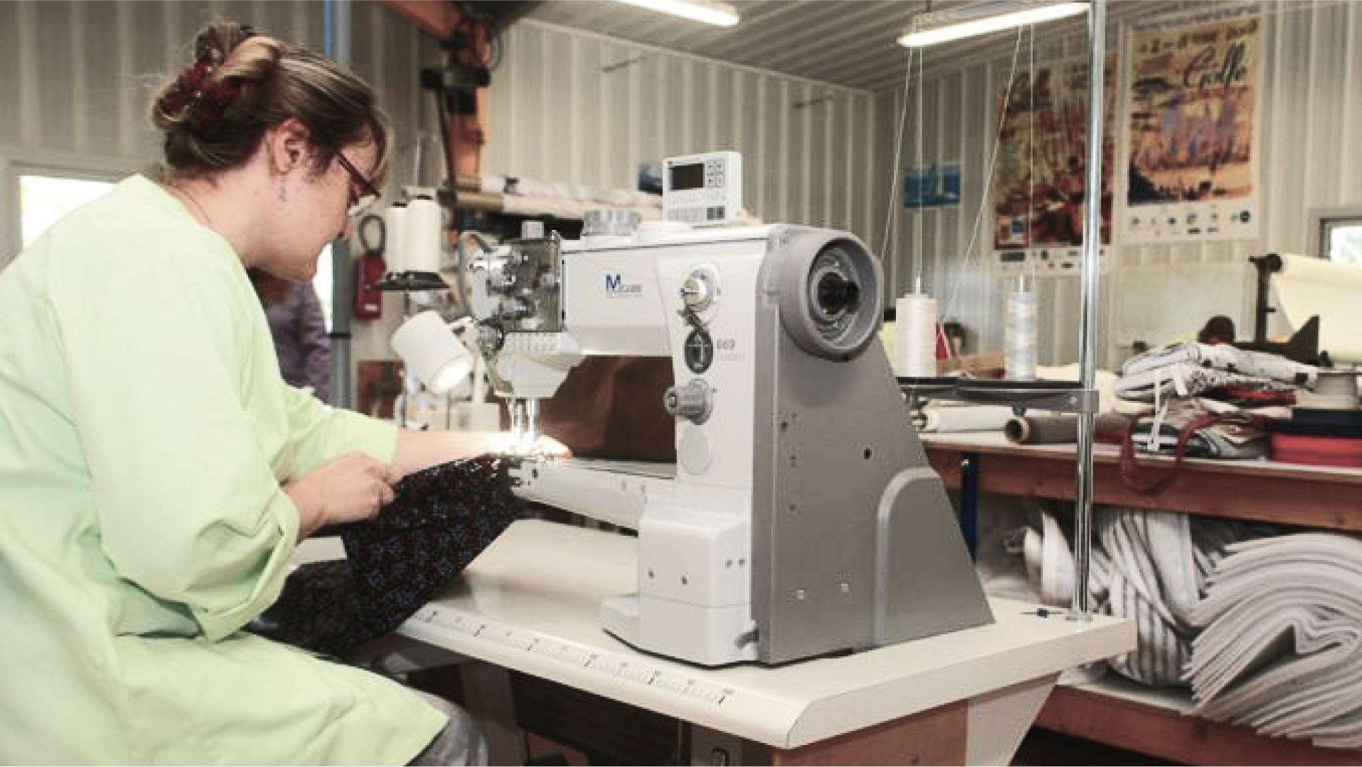 Artisanne de l’atelier Déothie à Lorient travaillant sur une machine à coudre pour la fabrication de sandales artisanales françaises.