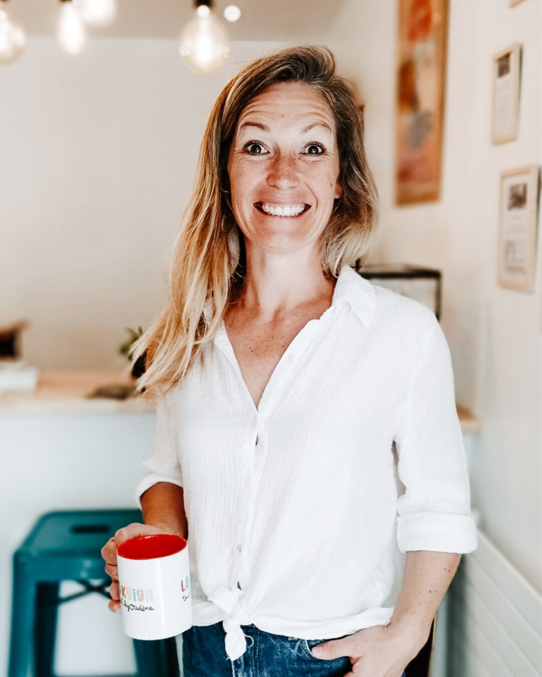 Fondatrice du restaurant Lã Kuign à Lorient tenant une tasse à l’effigie de la marque, identité visuelle créée par Pois Chiche Design.
