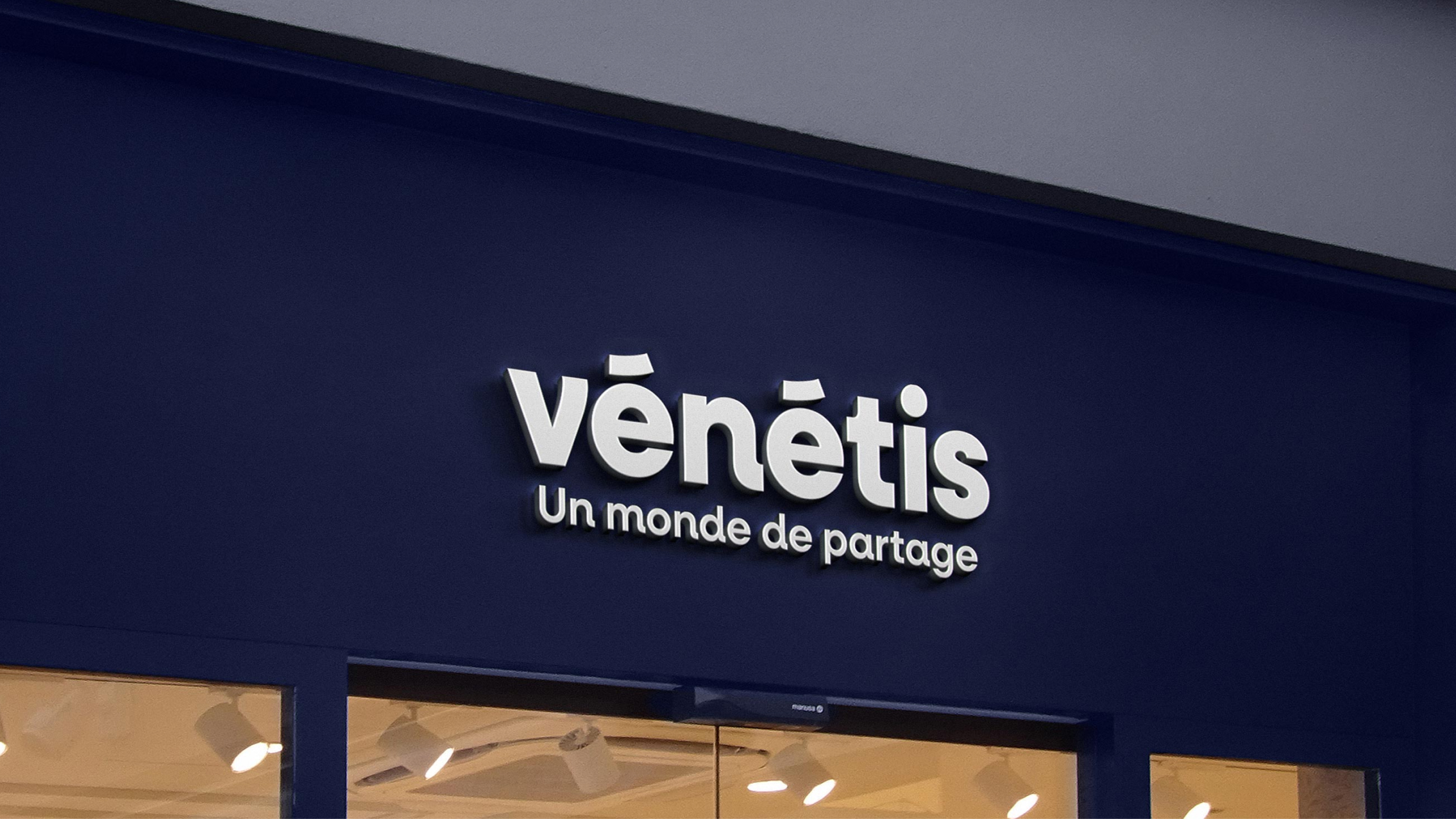Signalétique intérieure du siège Vénétis, avec le logo et le slogan « Un monde de partage », conçue par Pois Chiche Design à Lorient dans le cadre de la refonte d’identité visuelle.
