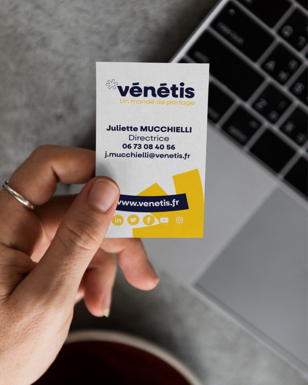 Carte de visite Vénétis présentant la nouvelle identité visuelle et les coordonnées professionnelles, design réalisée par Pois Chiche Design à Lorient.