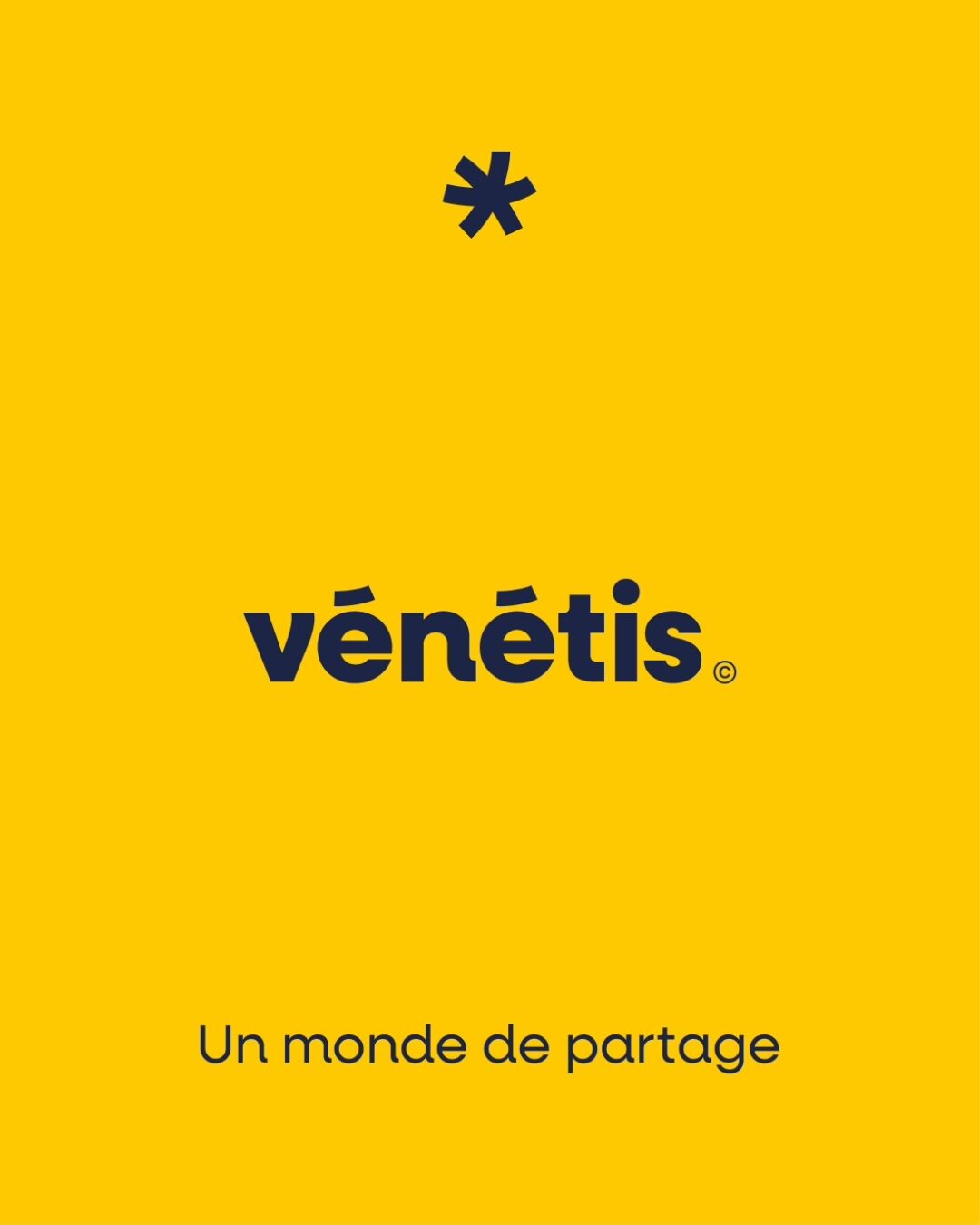 Nouveau logotype Vénétis conçu par Pois Chiche Design à Lorient — logo bleu marine sur fond jaune accompagné du slogan « Un monde de partage ».