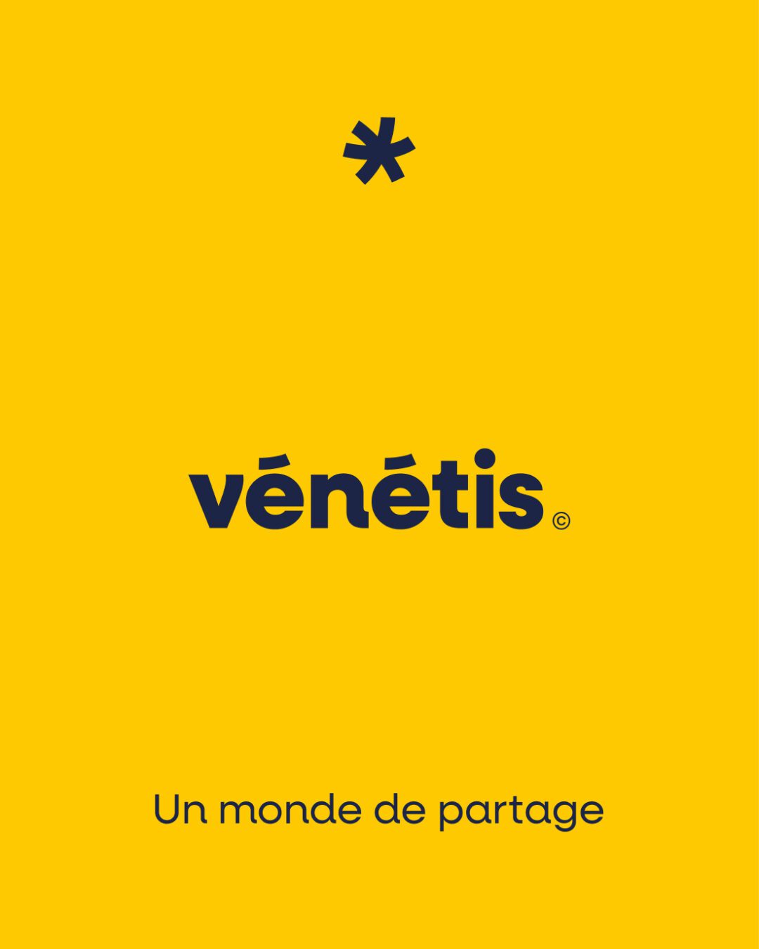 Nouveau logotype Vénétis conçu par Pois Chiche Design à Lorient — logo bleu marine sur fond jaune accompagné du slogan « Un monde de partage ».
