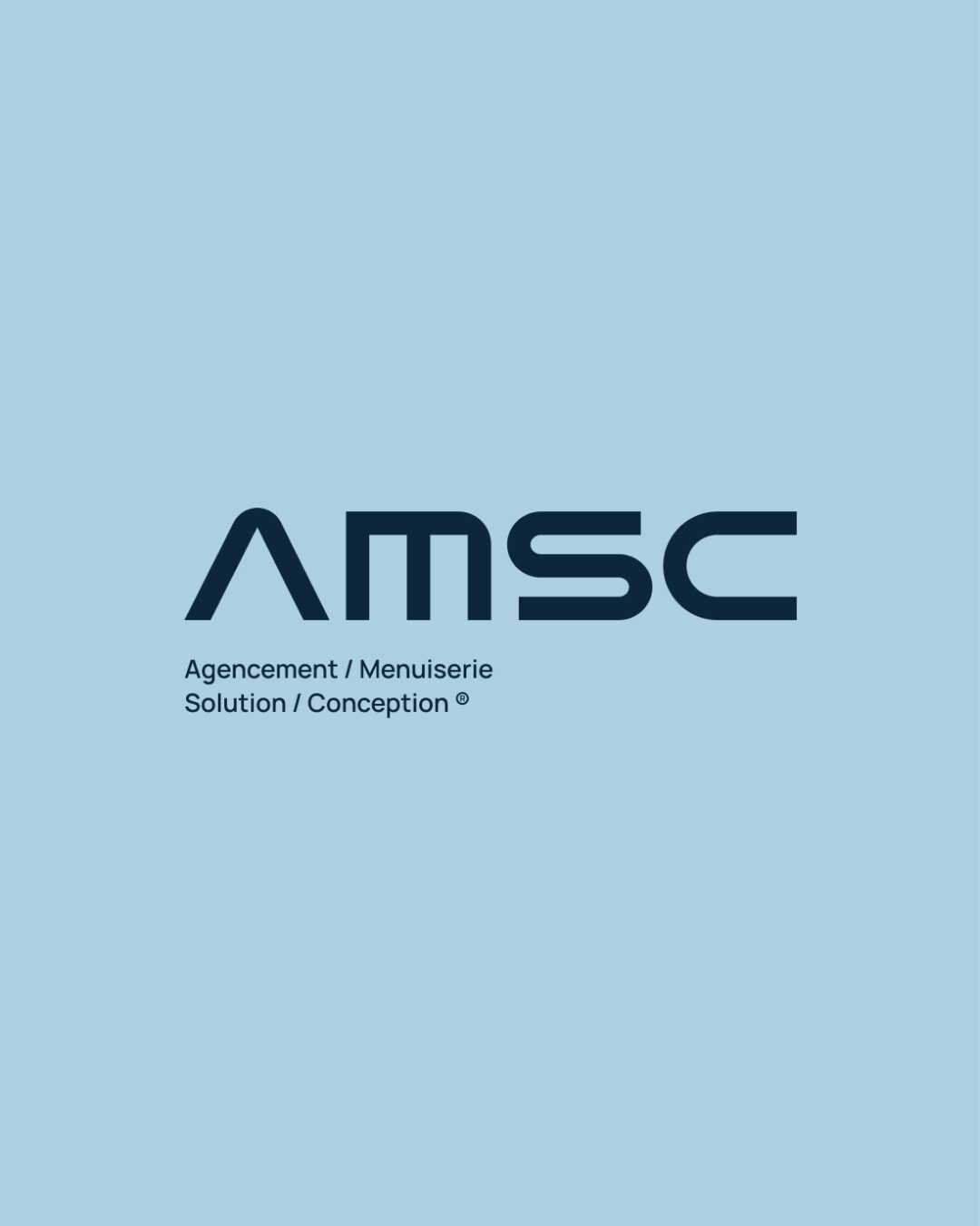 Nouveau logotype AMSC sur fond bleu — identité visuelle et direction artistique réalisées par Pois Chiche Design à Lorient.