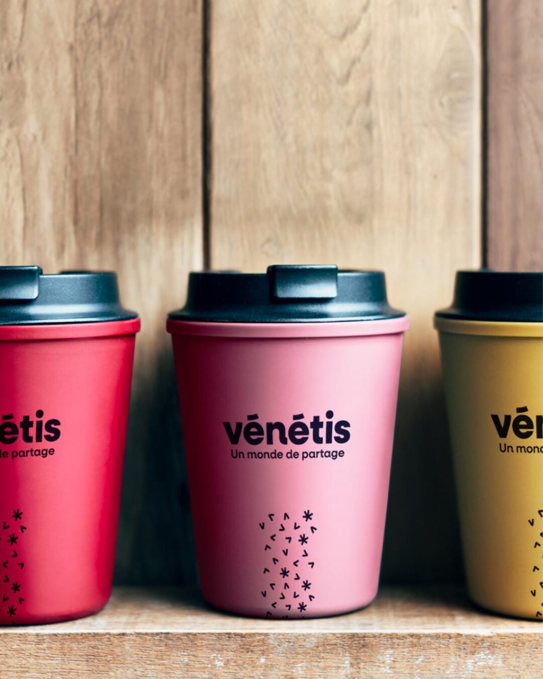 Mugs personnalisés Vénétis aux couleurs de la nouvelle identité visuelle, design signée Pois Chiche Design à Lorient.