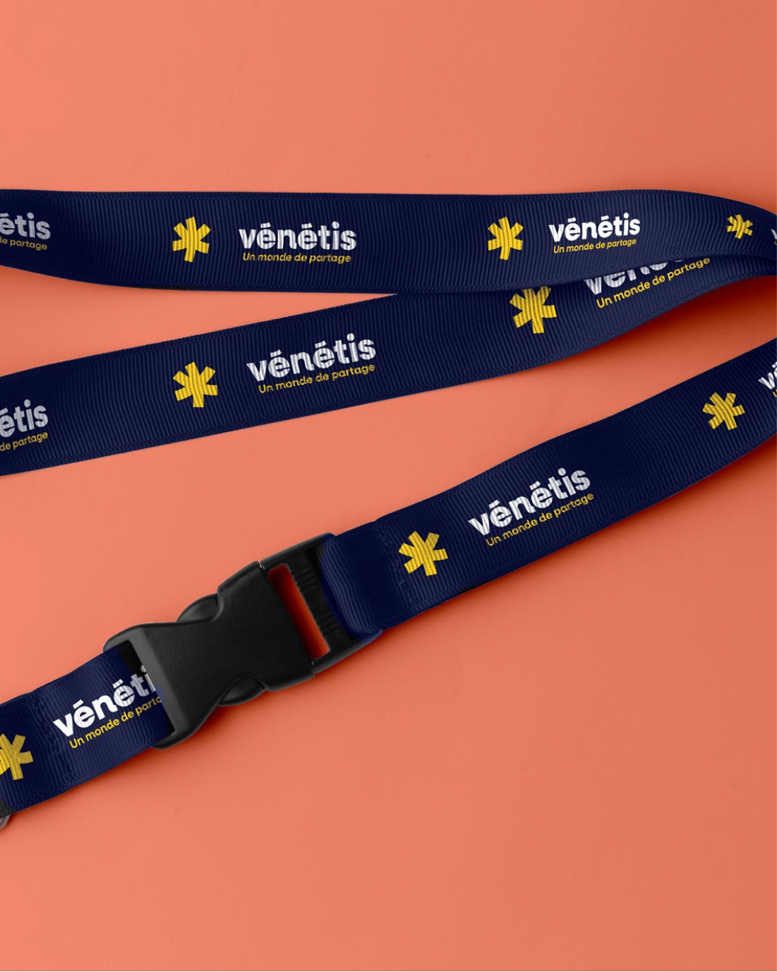 Lanières événementielles Vénétis bleues marine avec logo et slogan « Un monde de partage », design créés par Pois Chiche Design à Lorient.