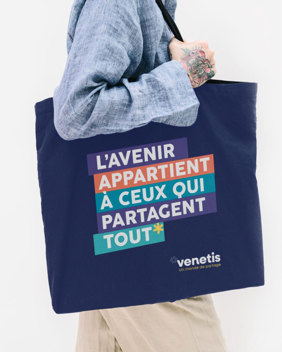 Tote bag Vénétis illustré du message « L’avenir appartient à ceux qui partagent tout », création graphique par Pois Chiche Design à Lorient.