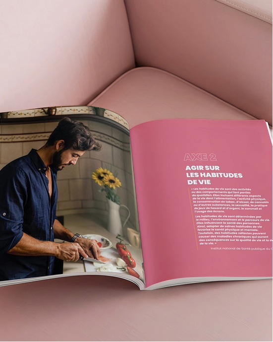 Photographie lifestyle illustrant un moment d’échange et d’accompagnement autour de documents.