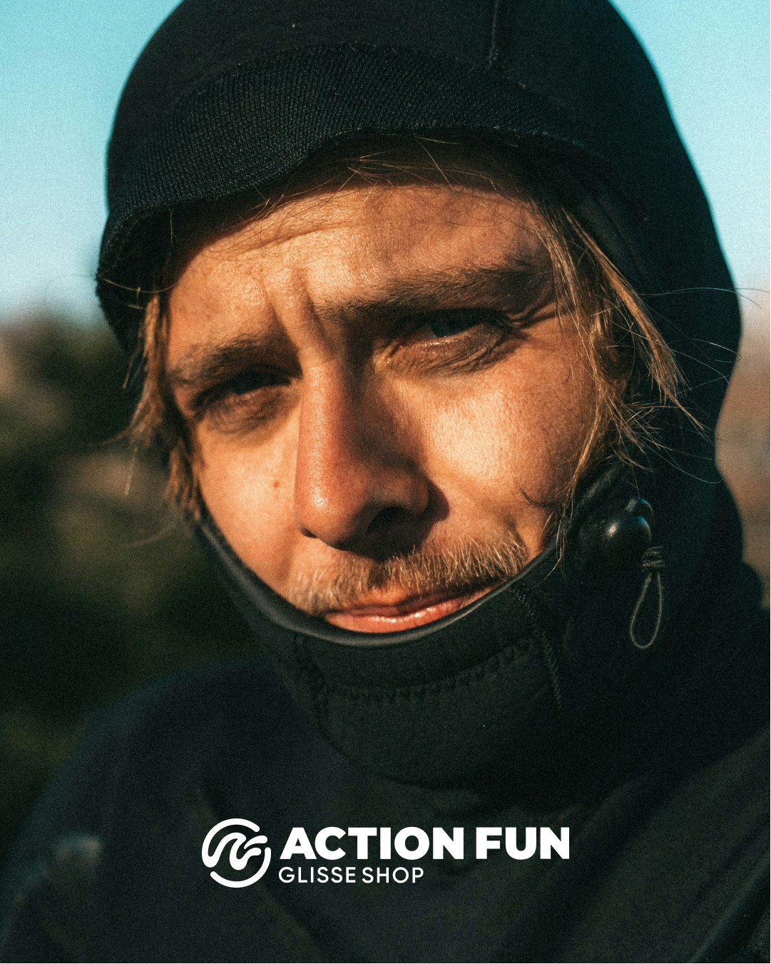Surfeur en combinaison illustrant l’univers de marque Action Fun, glisse shop basé à Lorient.