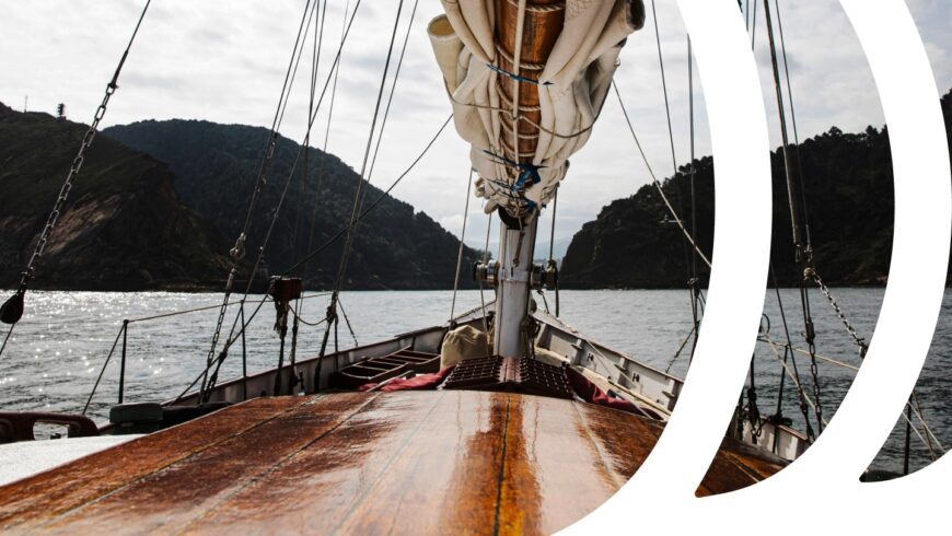 Pont en bois verni d’un voilier en navigation, univers maritime Sailwood