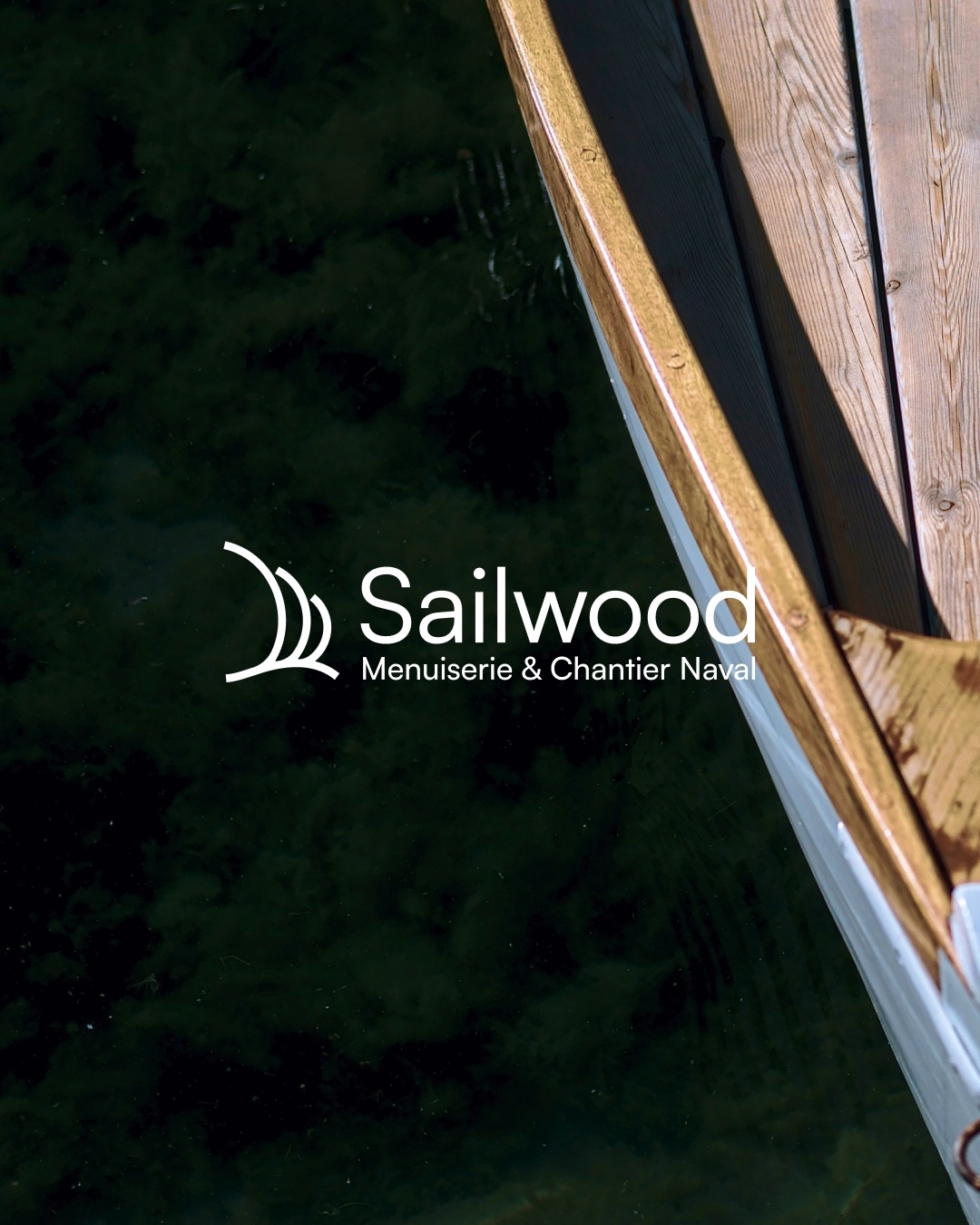 Logo Sailwood appliqué sur photographie de bateau en bois