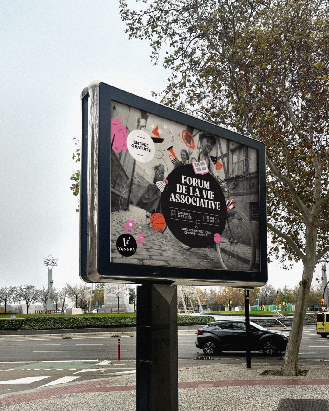 Affiche du Forum de la vie associative de Vannes présentée sur un panneau grand format